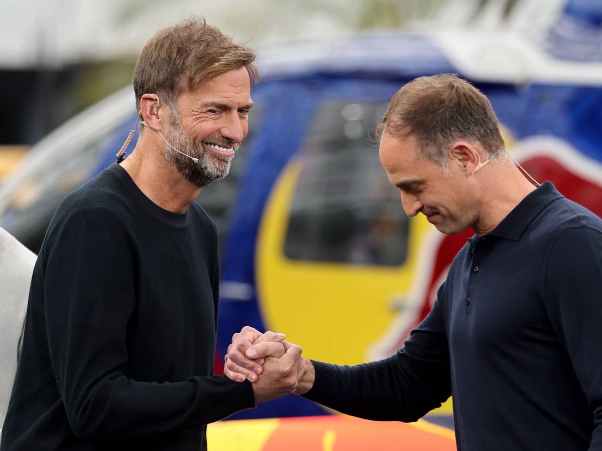 Jürgen Klopp und Oliver Mintzlaff klatschen sich ab.