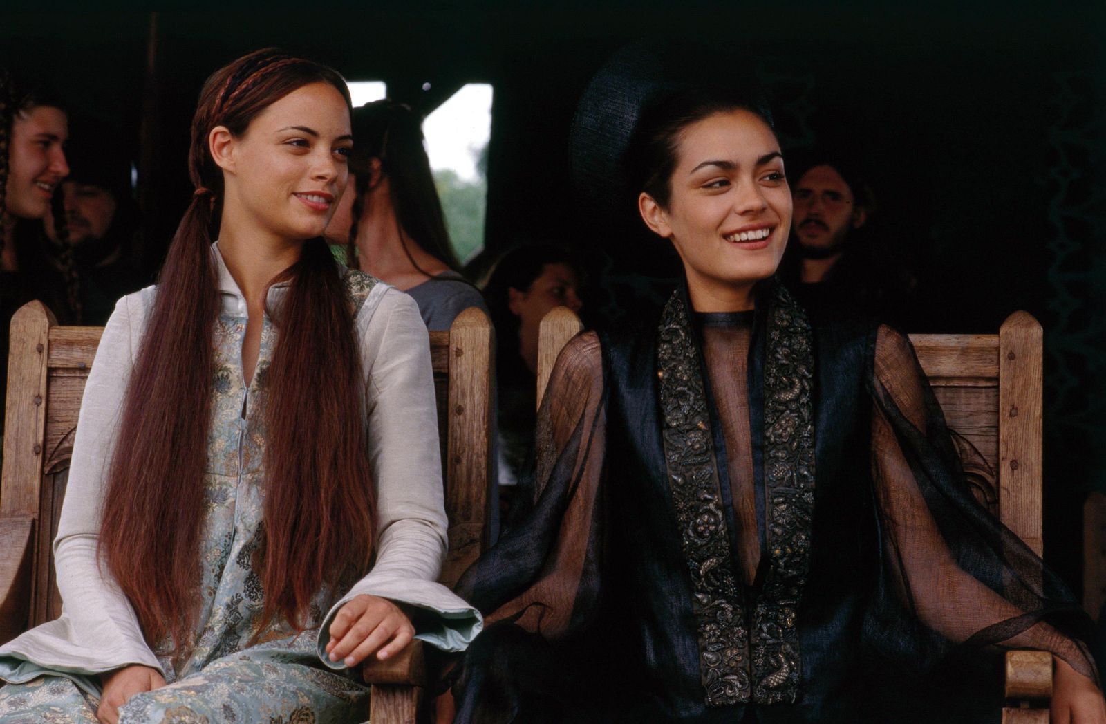 Lady Jocelyn (Shannyn Sossamon, rechts) hat es William angetan. Zusammen mit ihrer Zofe Christiana (Bérénice Bejo) verfolgt sie die Turniere.  (Bild: 2003 Sony Pictures Television International. All Rights Reserved)
