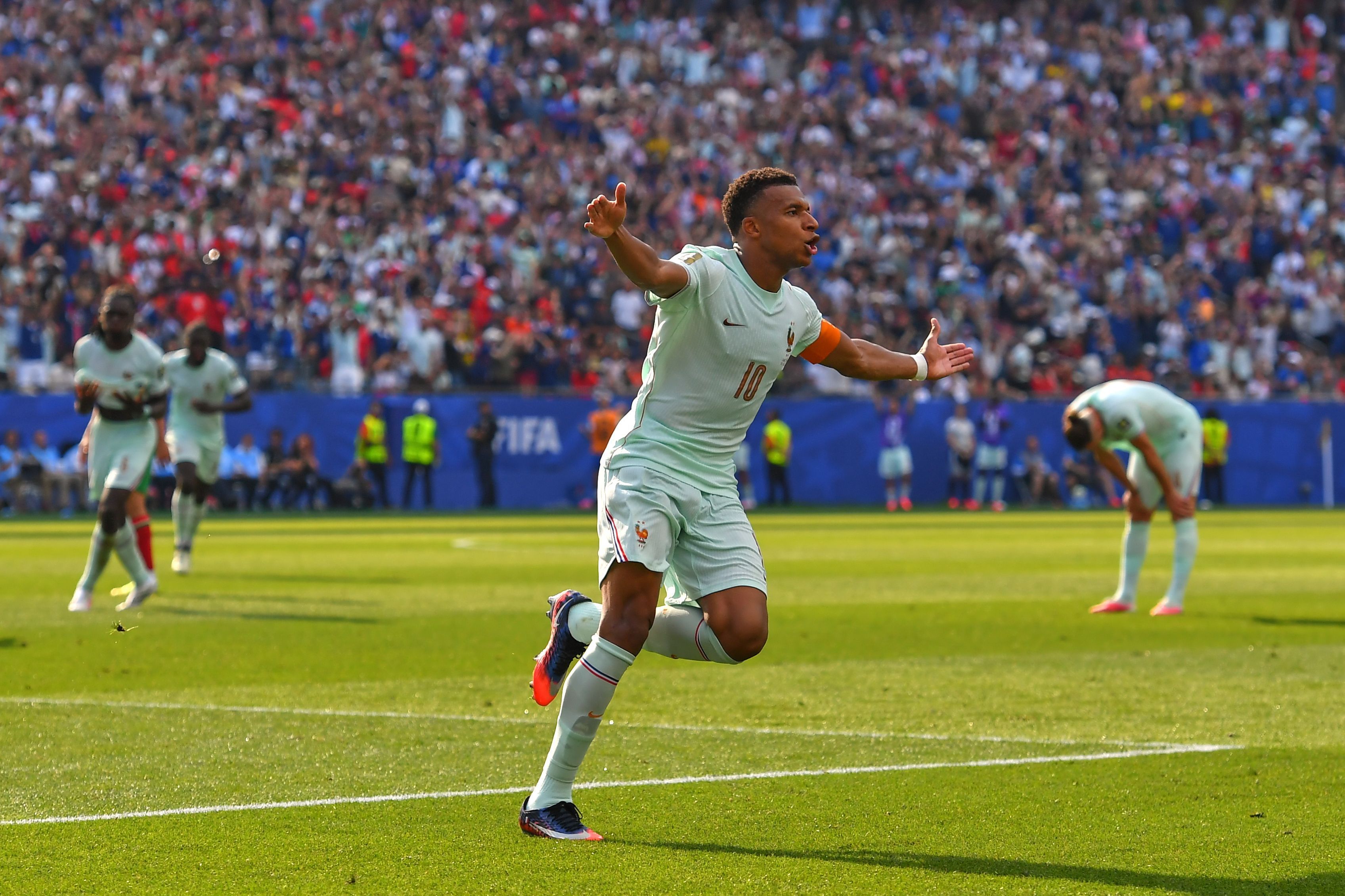 Kylian Mbappé jubelt über seinen Treffer zum 1:0.