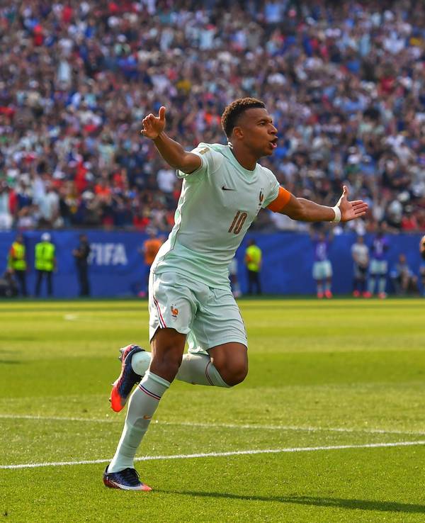 Kylian Mbappé jubelt über seinen Treffer zum 1:0.