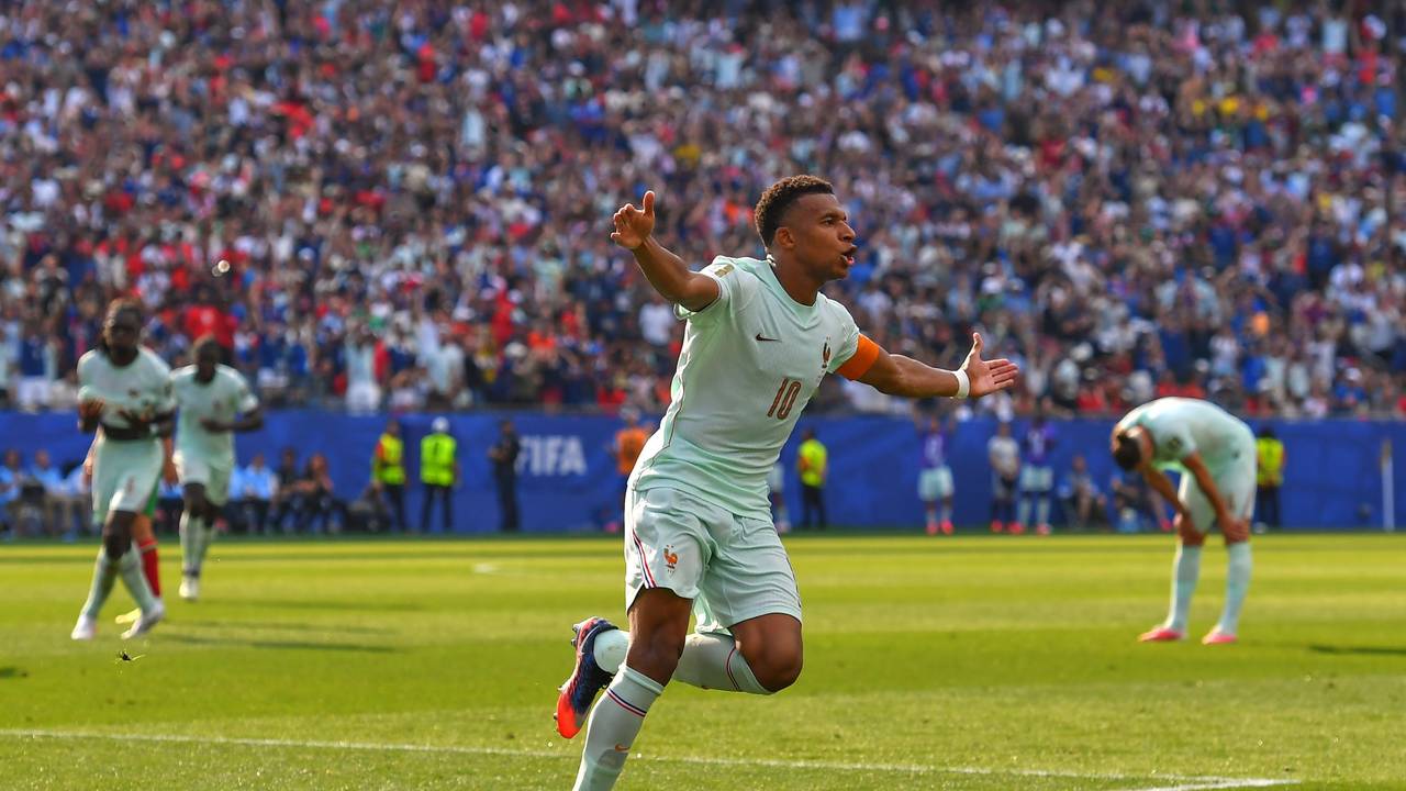 Kylian Mbappé jubelt über seinen Treffer zum 1:0.