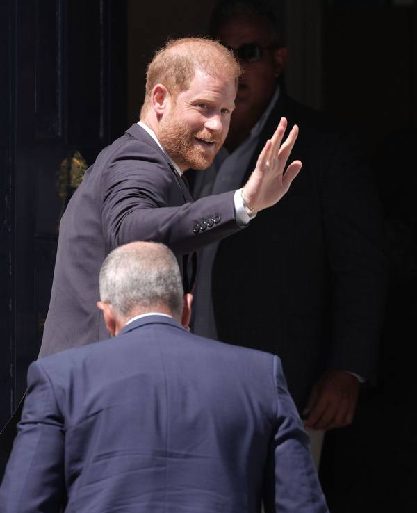 Prinz Harry winkt.