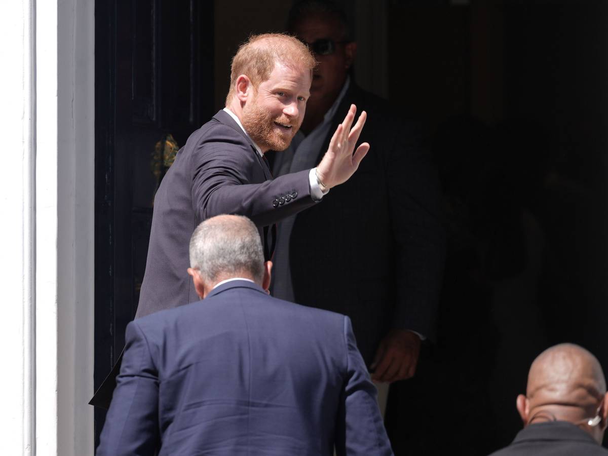 Prinz Harry winkt.