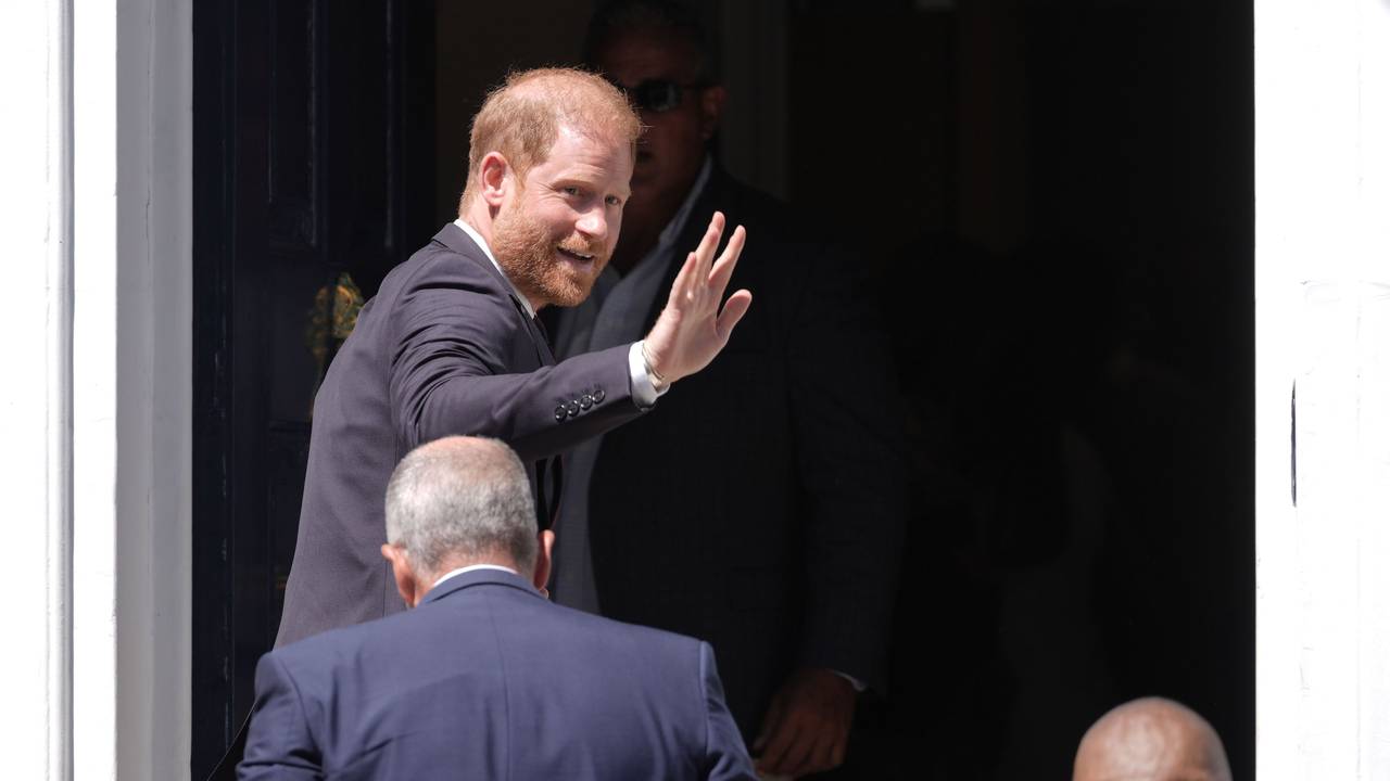 Prinz Harry winkt.