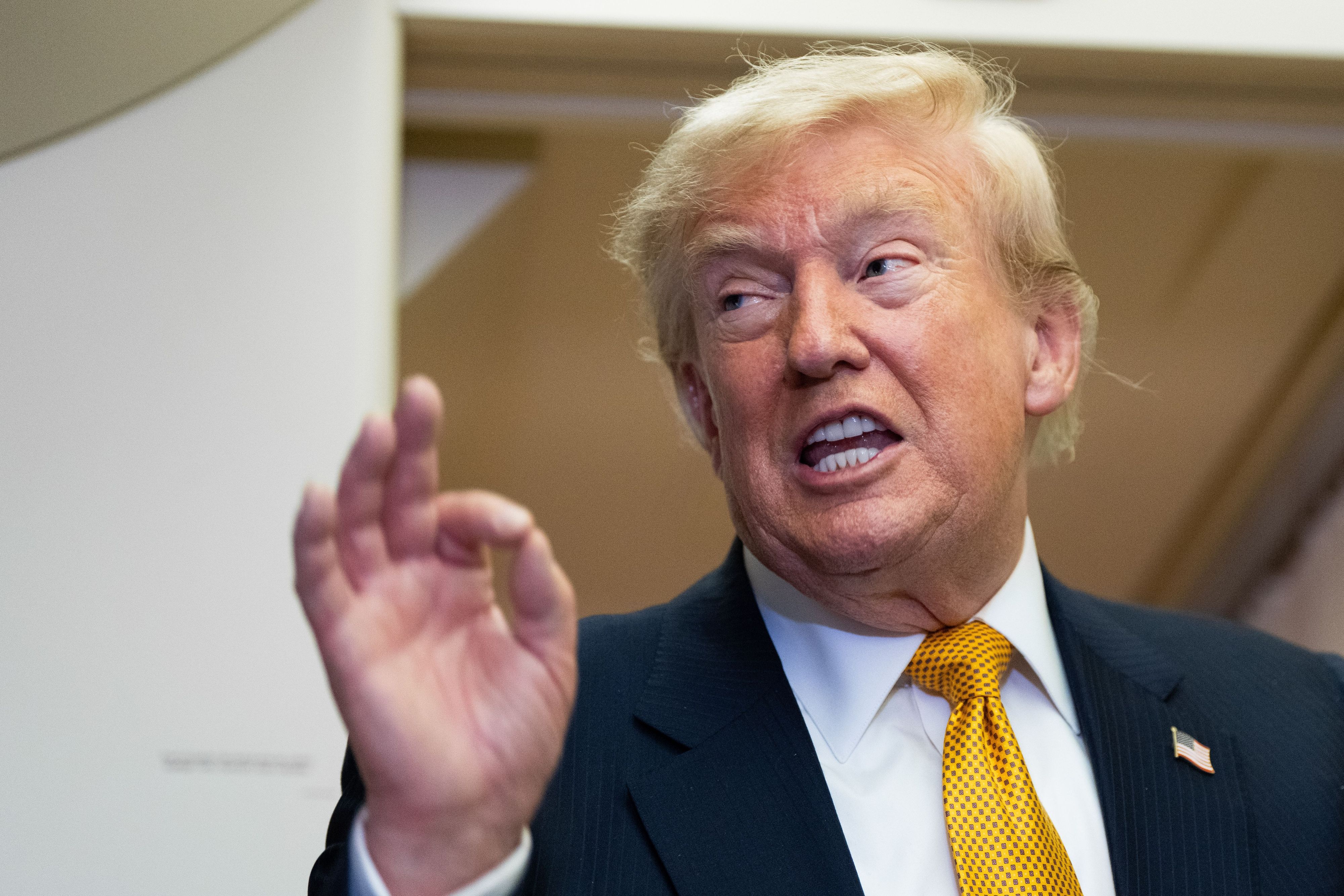 US-Präsident Donald Trump spricht nach der Landung auf dem Stützpunkt der US-Luftwaffe bei der RAF Mildenhall an Bord der Air Force One mit Reportern.
