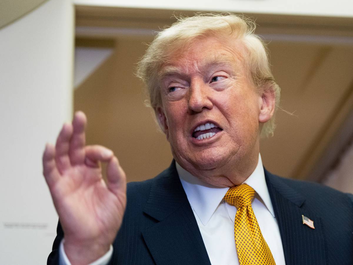 US-Präsident Donald Trump spricht nach der Landung auf dem Stützpunkt der US-Luftwaffe bei der RAF Mildenhall an Bord der Air Force One mit Reportern.