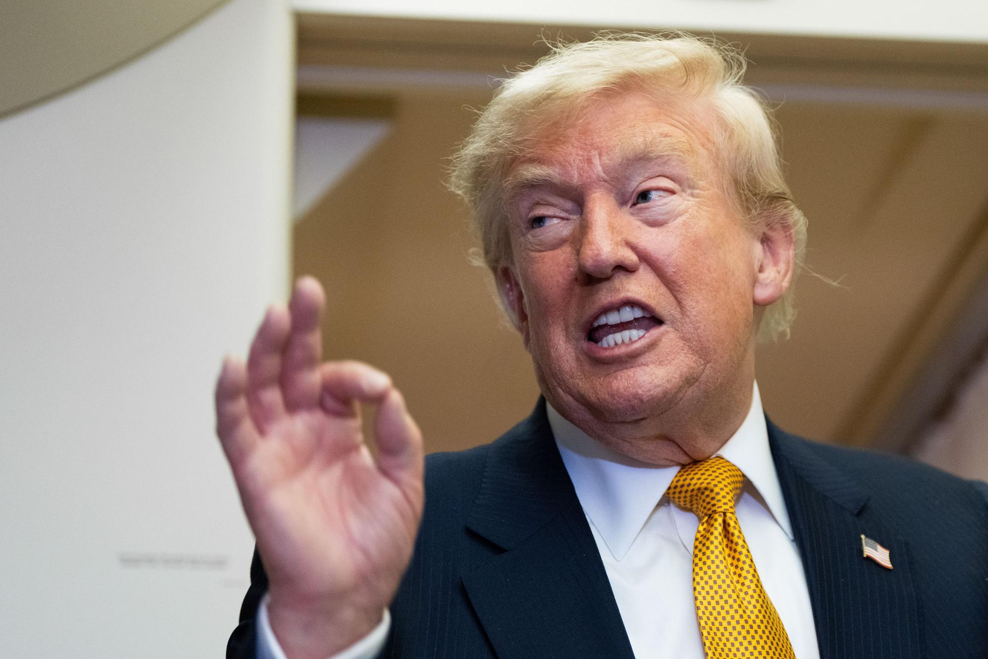 US-Präsident Donald Trump spricht nach der Landung auf dem Stützpunkt der US-Luftwaffe bei der RAF Mildenhall an Bord der Air Force One mit Reportern.