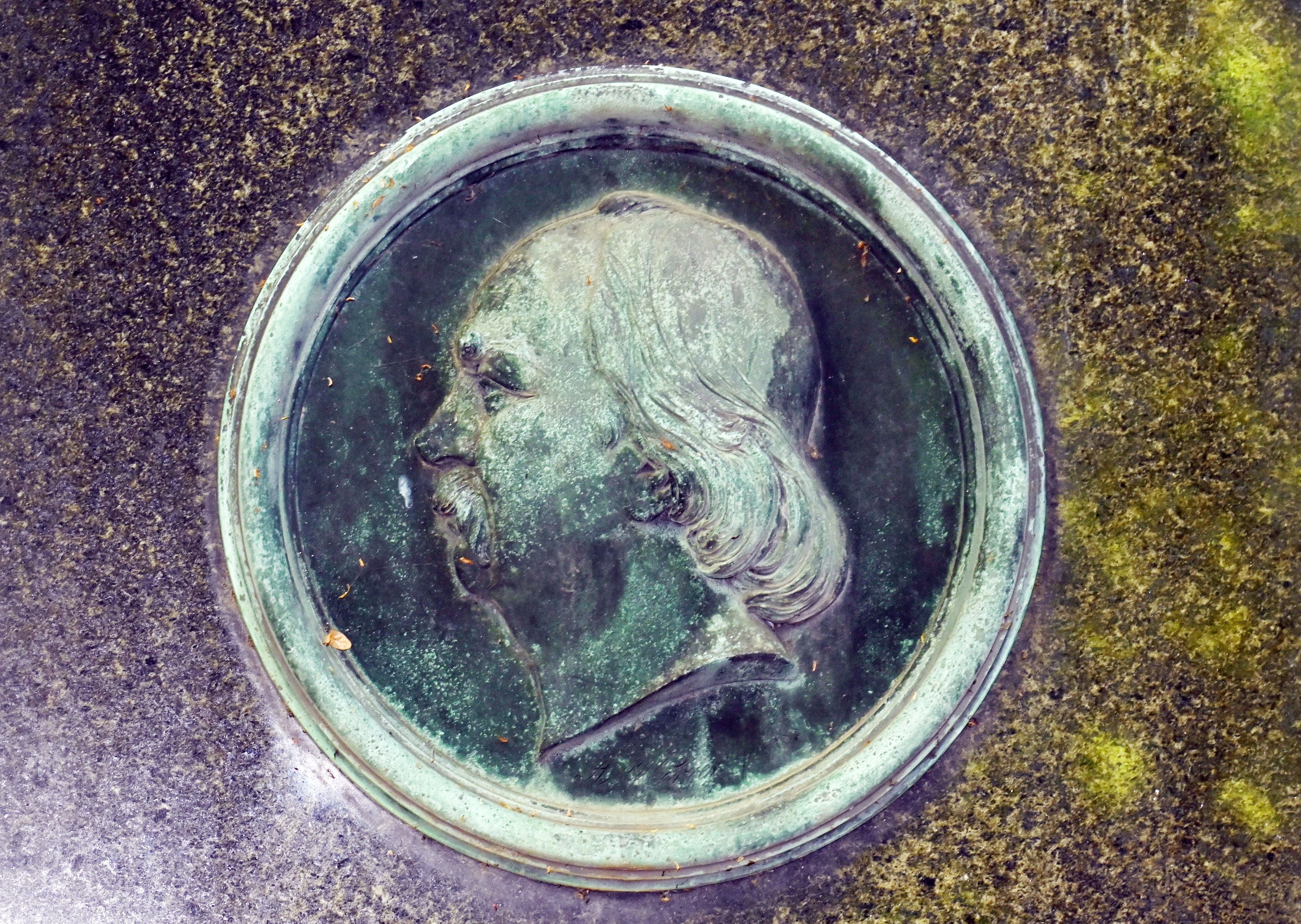 Porträtmedaillon am Ehrengrab des ehemaligen Kölner Oberbürgermeisters Hermann Heinrich Becker auf dem Friedhof Melaten