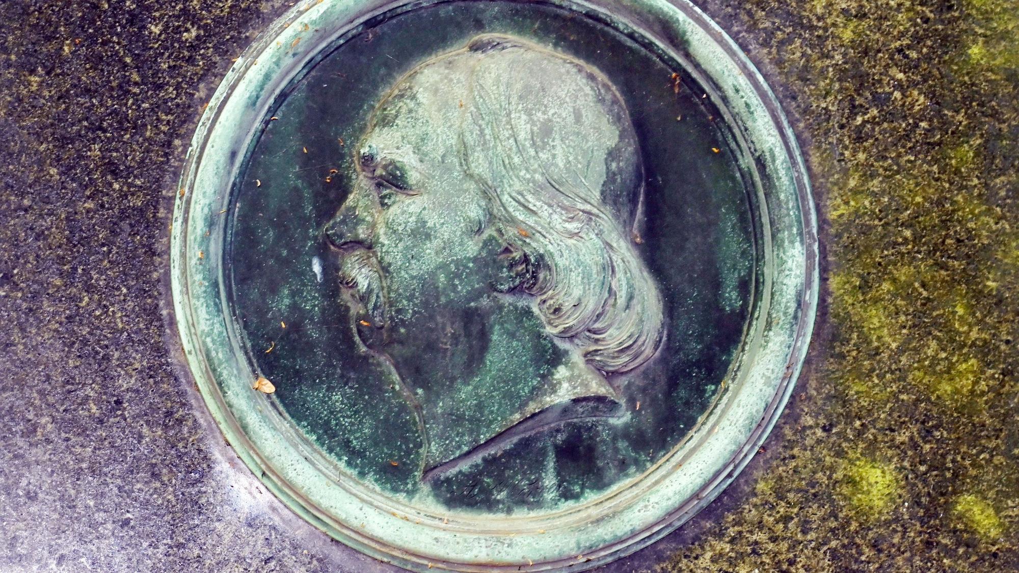 Porträtmedaillon am Ehrengrab des ehemaligen Kölner Oberbürgermeisters Hermann Heinrich Becker auf dem Friedhof Melaten
