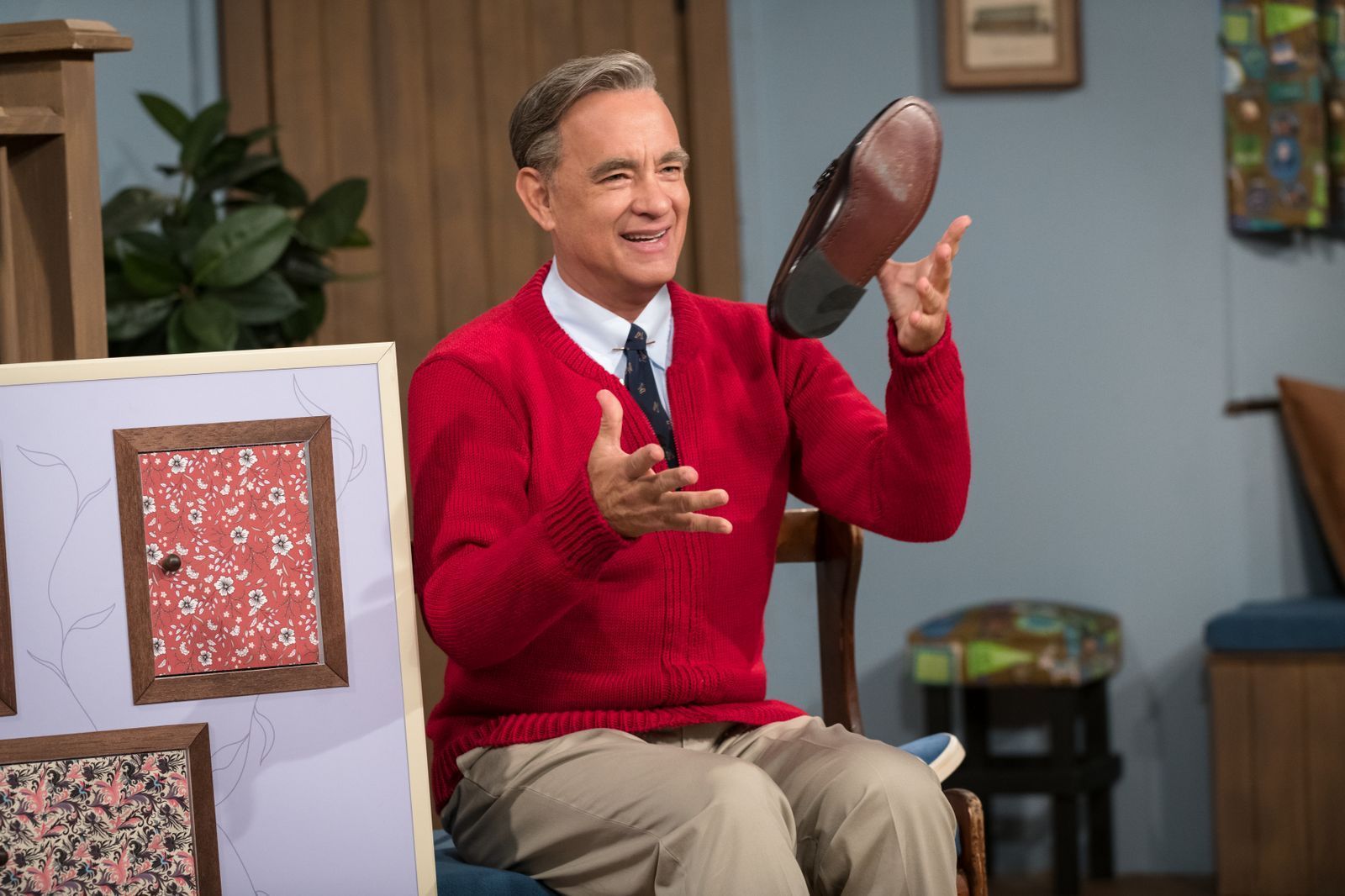 Und erneut eine preisverdächtige Vorstellung: Im Drama „Der wunderbare Mr. Rogers“ (2019, hierzulande nur auf DVD erschienen) spielte Tom Hanks den Gastgeber und Schöpfer von „Mister Rogers' Neighborhood“, einer Kindersendung, die Ende der 60er-Jahre zu den beliebtesten US-Shows zählte. Für seine Darstellung erhielt er seine sechste Oscar-Nominierung, als „bester Nebendarsteller“. (Bild: 2019 Sony Pictures Entertainment Deutschland GmbH / Lacey Terrell)