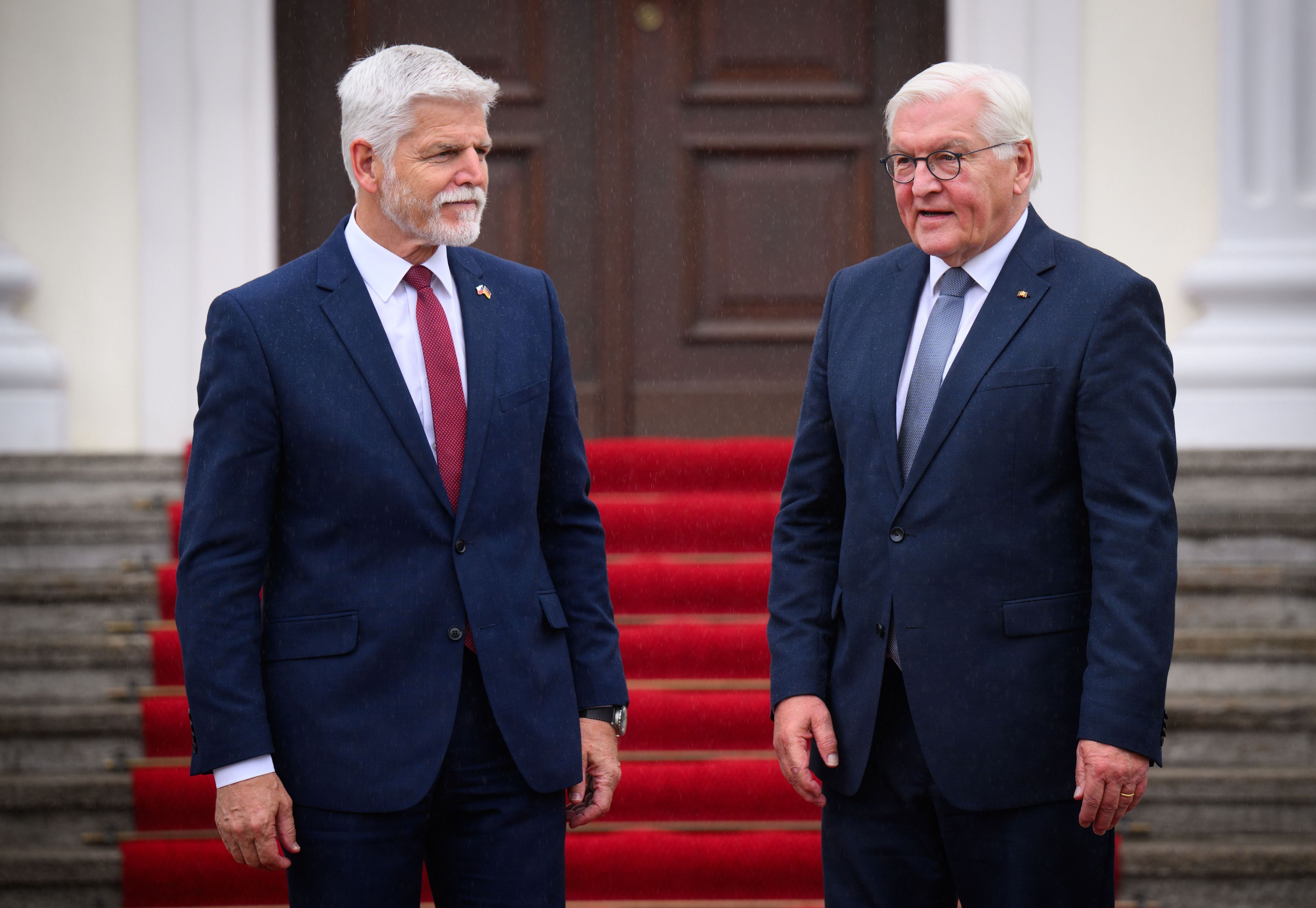 Bundespräsident Frank-Walter Steinmeier (r.) begrüßt den tschechischen Präsidenten Petr Pavel vor dem Schloss Bellevue (Archivbild).