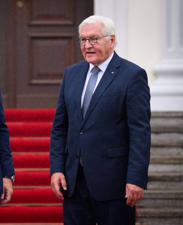 Bundespräsident Frank-Walter Steinmeier (r.) begrüßt den tschechischen Präsidenten Petr Pavel vor dem Schloss Bellevue (Archivbild).