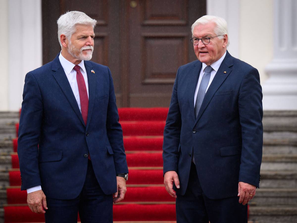 Bundespräsident Frank-Walter Steinmeier (r.) begrüßt den tschechischen Präsidenten Petr Pavel vor dem Schloss Bellevue (Archivbild).