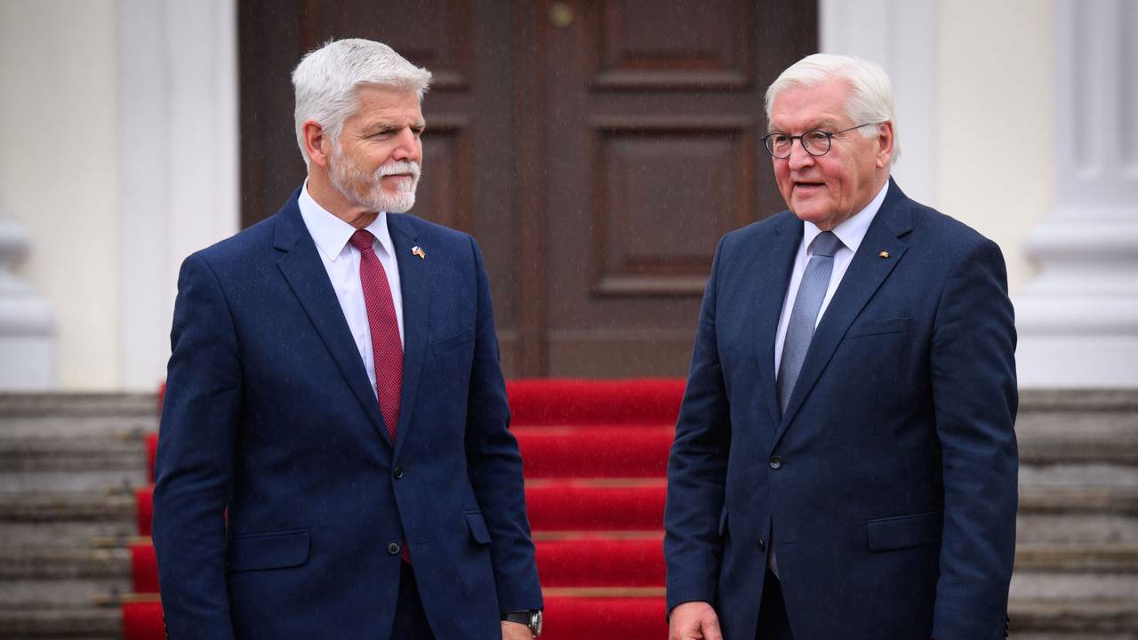 Bundespräsident Frank-Walter Steinmeier (r.) begrüßt den tschechischen Präsidenten Petr Pavel vor dem Schloss Bellevue (Archivbild).