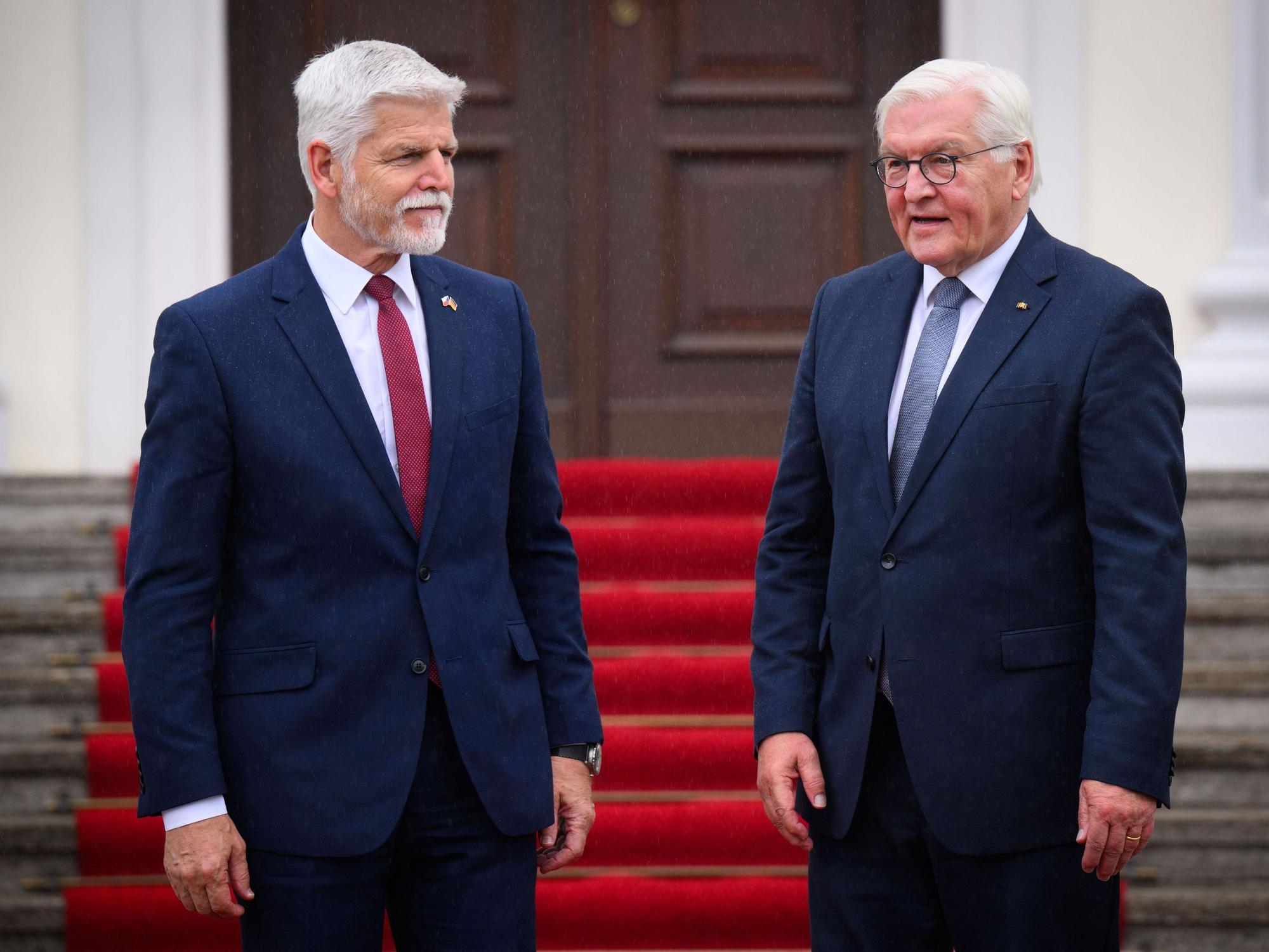 Bundespräsident Frank-Walter Steinmeier (r.) begrüßt den tschechischen Präsidenten Petr Pavel vor dem Schloss Bellevue (Archivbild).