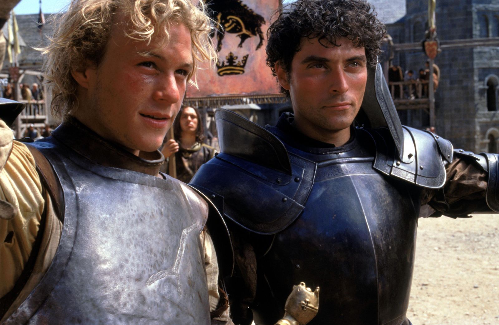 Count Adhemar von Anjou (Rufus Sewell, rechts) und William (Heath Ledger) sind nicht nur beim Turnier erbitterte Gegner.  (Bild: 2003 Sony Pictures Television International. All Rights Reserved)
