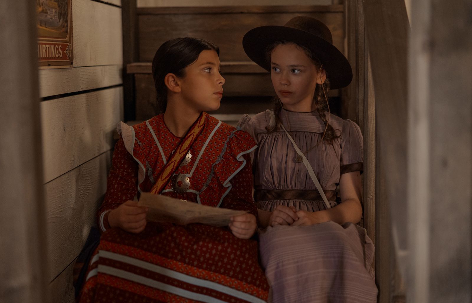Kinder machen vor, wie es geht: Good Eagle (Wren Zhawenim Gotts, links) und Laura (Alice Halsey) schließen Freundschaft. Beide sind aufgeweckt, neugierig und begabte Geschichtenerzählerinnen. (Bild: Eric Zachanowich/Netflix © 2026)
