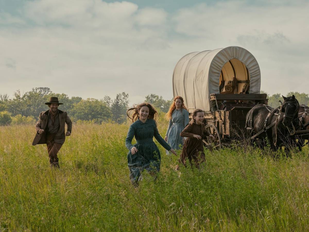 Fans der früheren Serie dürfte dieses Bild bekannt vorkommen, erinnert es doch an deren Vor- und Abspann. Auch im Reboot freuen sich Charles Ingalls (Luke Bracey), Mary (Skywalker Hughes), Caroline (Crosby Fitzgerald) und Laura (Alice Halsey) in Kansas auf einen Neuanfang. (Bild: Eric Zachanowich/Netflix © 2026)