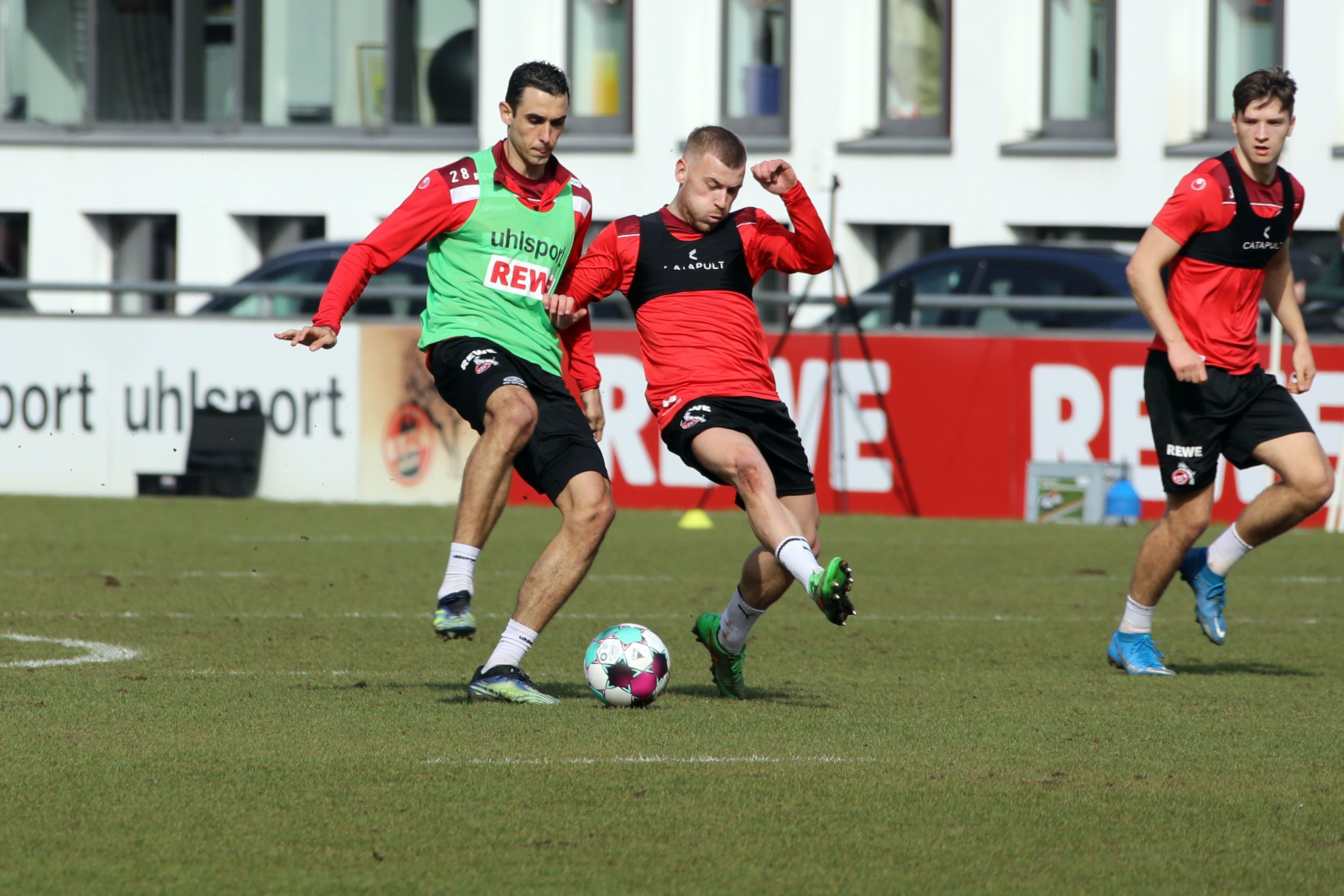 Max Meyer und Ellyes Skhiri im Training des 1. FC Köln im Zweikampf.