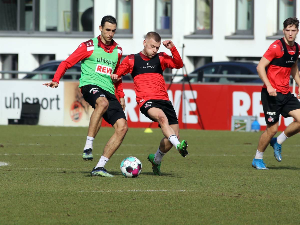 Max Meyer und Ellyes Skhiri im Training des 1. FC Köln im Zweikampf.