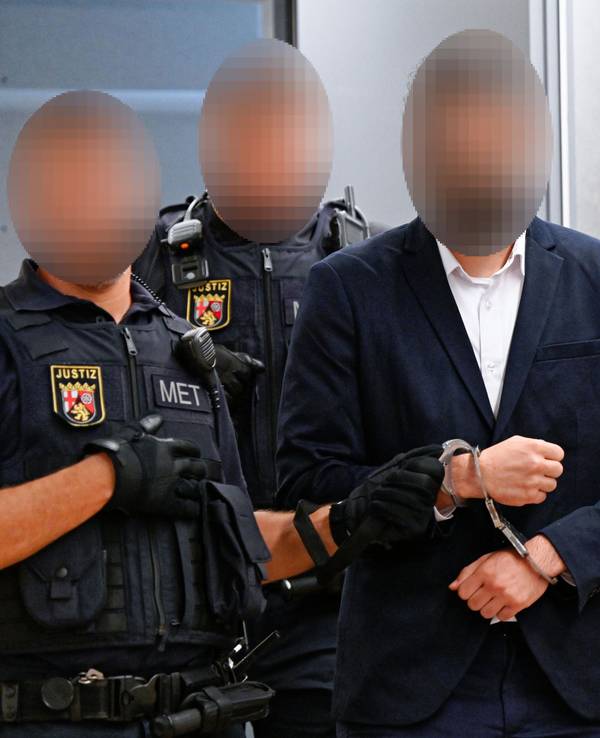 Ein Mann wird von Beamten in den Verhandlungssaal des Landgerichts Zweibrücken geführt.