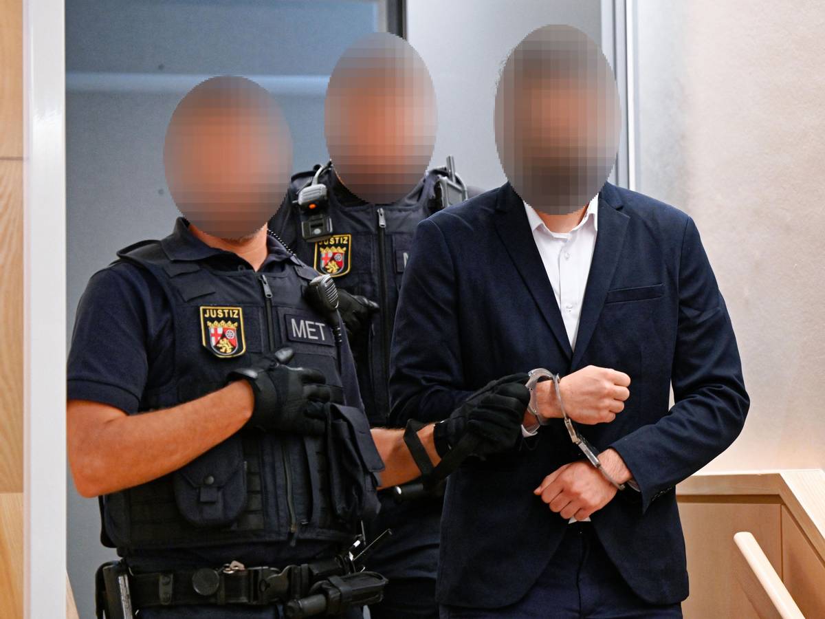 Ein Mann wird von Beamten in den Verhandlungssaal des Landgerichts Zweibrücken geführt.