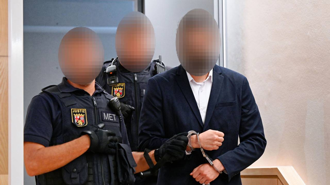 Ein Mann wird von Beamten in den Verhandlungssaal des Landgerichts Zweibrücken geführt.