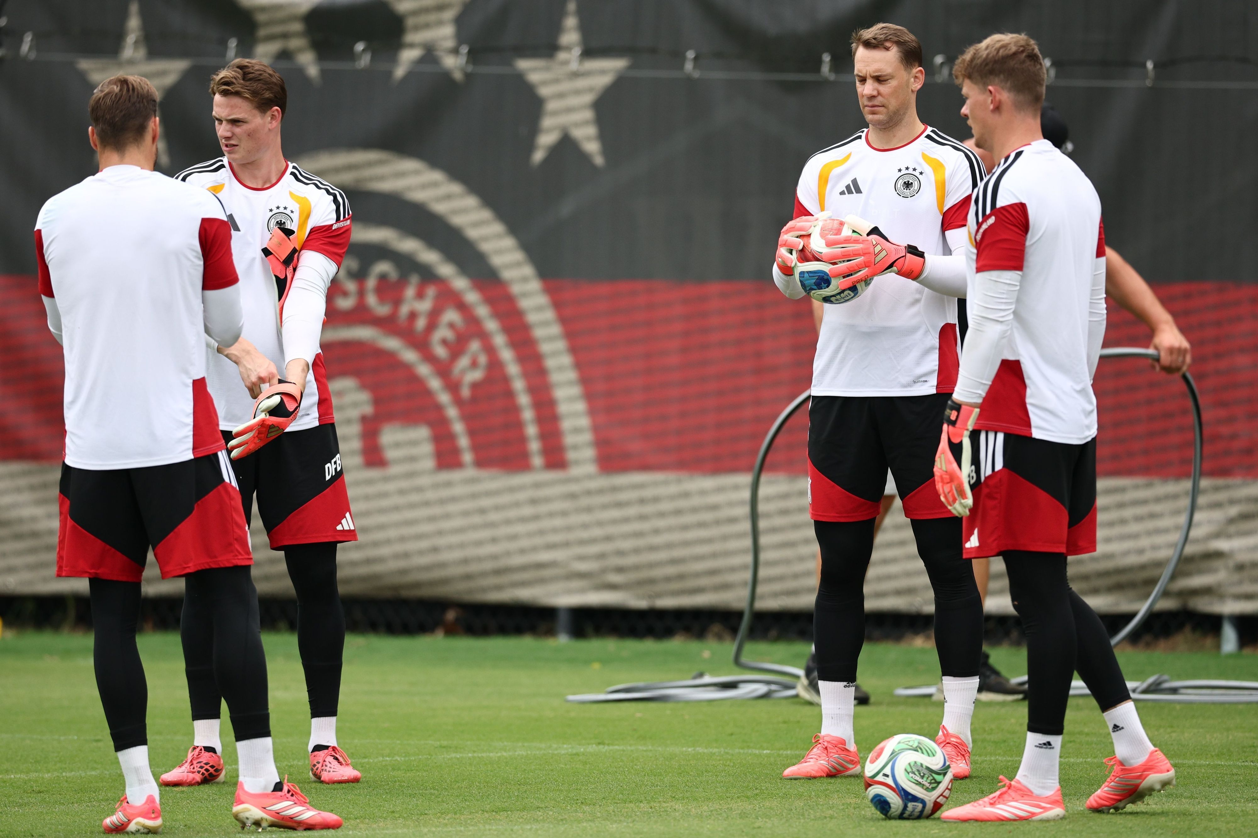 Oliver Baumann, Torhüter Jonas Urbig, Torhüter Manuel Neuer und Torhüter Alexander Nübel.