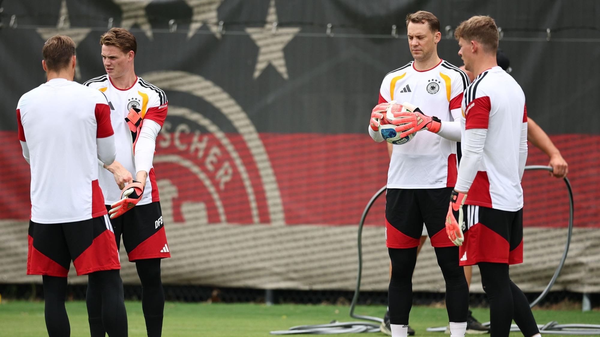 Oliver Baumann, Torhüter Jonas Urbig, Torhüter Manuel Neuer und Torhüter Alexander Nübel.