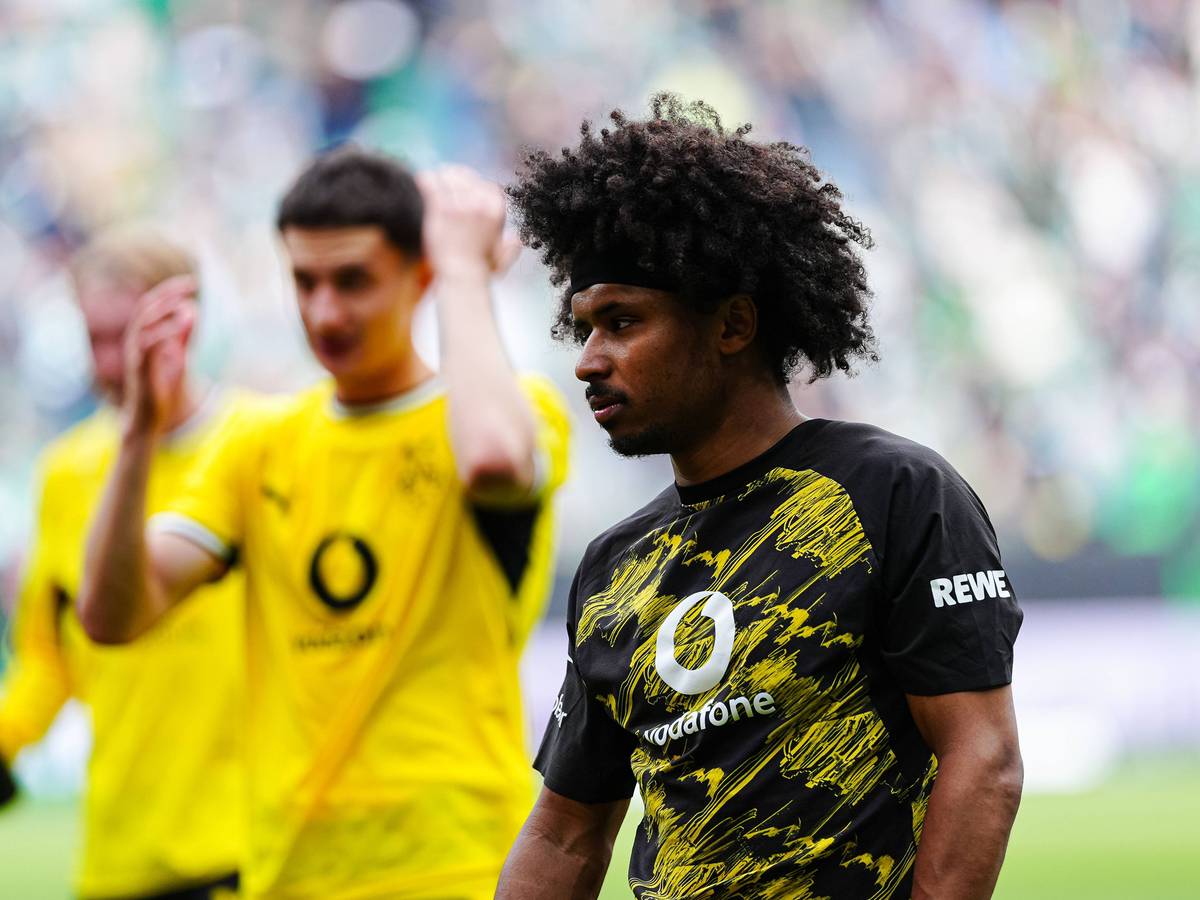 Karim Adeyemi beim Aufwärmen vor einem BVB-Spiel.