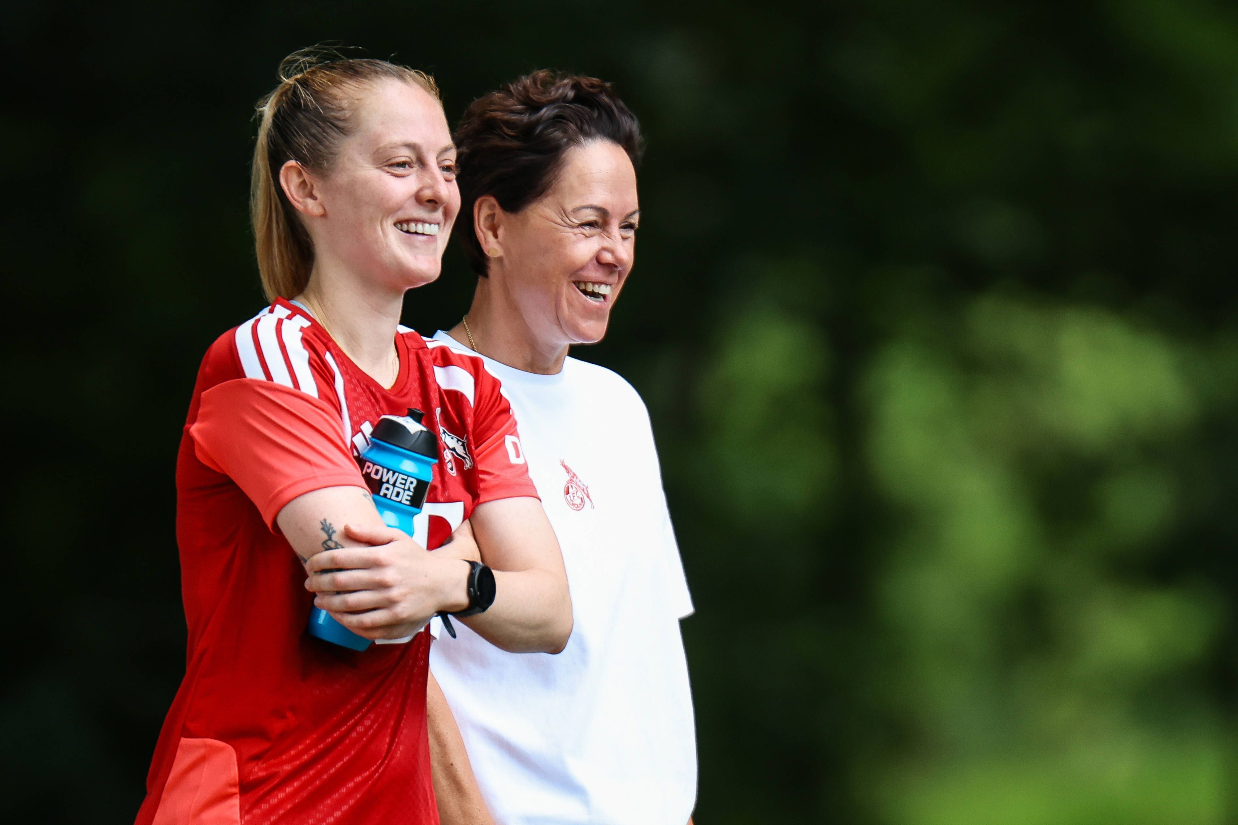 Keira Walsh steht neben mit Nicole Bender-Rummler, beide lachen.
