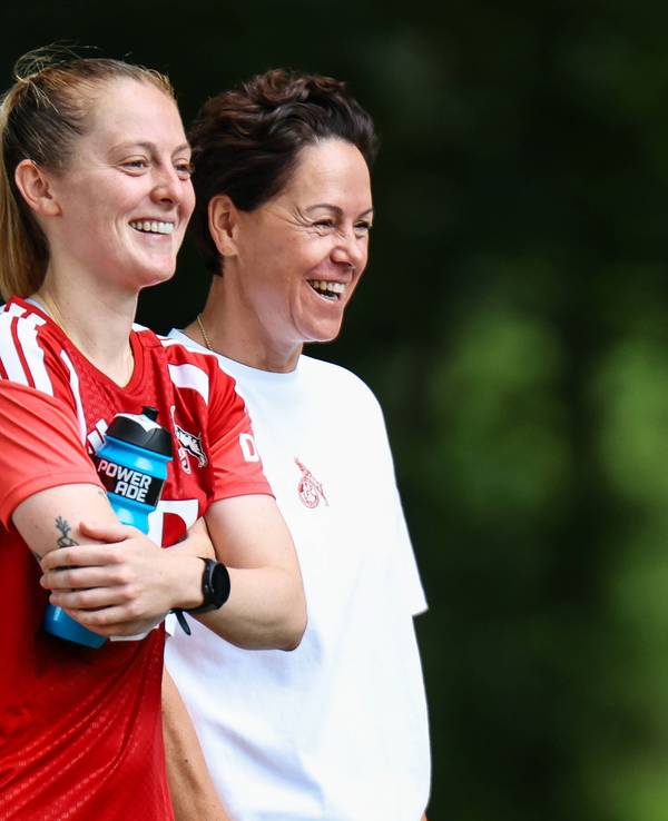Keira Walsh steht neben mit Nicole Bender-Rummler, beide lachen.