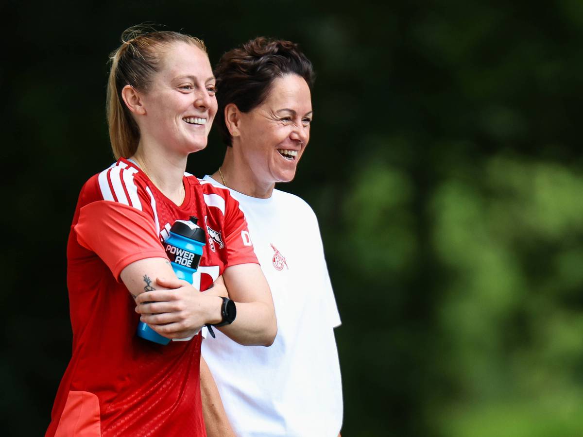 Keira Walsh steht neben mit Nicole Bender-Rummler, beide lachen.