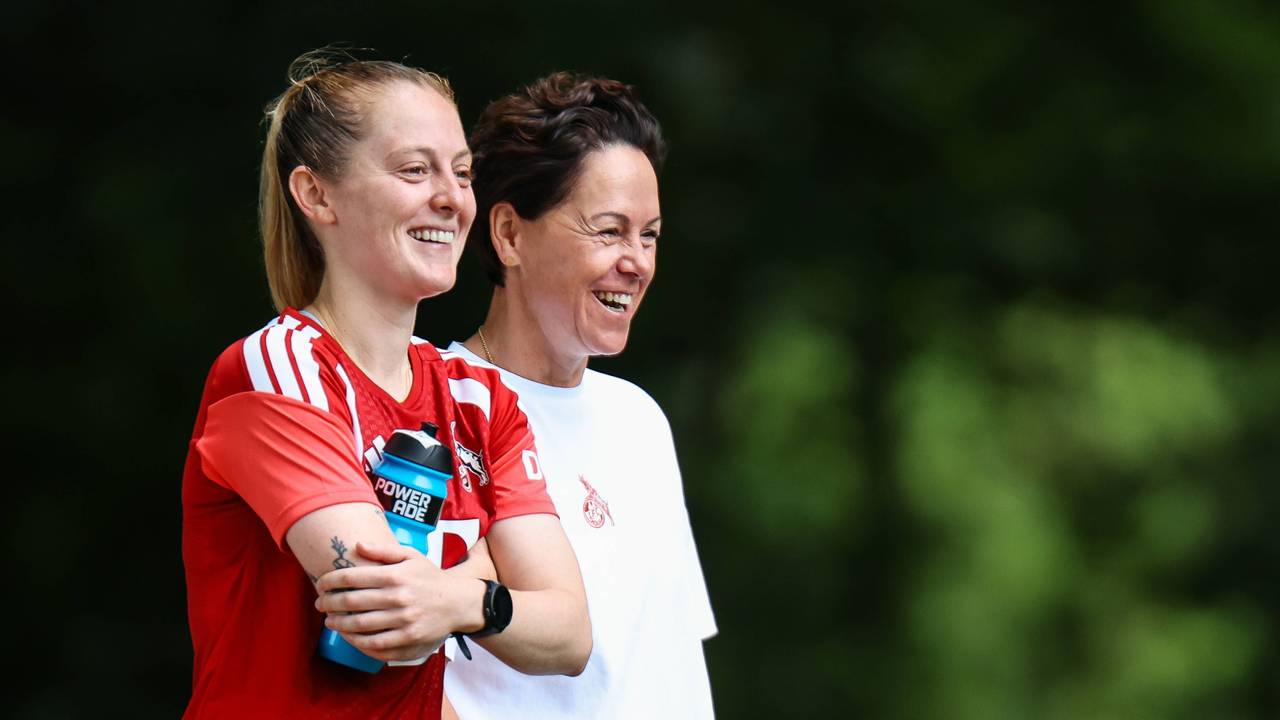 Keira Walsh steht neben mit Nicole Bender-Rummler, beide lachen.