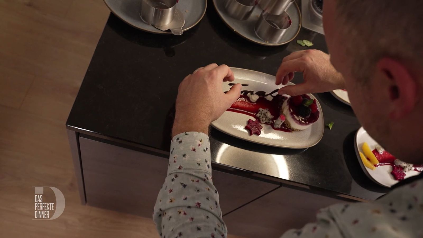 Die „Finale“-Schokodeko auf dem Dessert macht die Gäste sprachlos.
 (Bild: RTL)