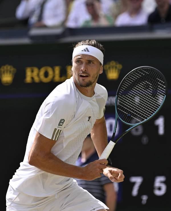 Alexander Zverev bereitet sich auf einen Schlag vor.