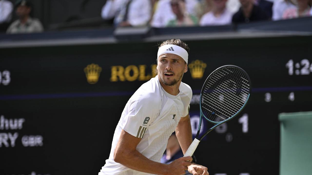 Alexander Zverev bereitet sich auf einen Schlag vor.