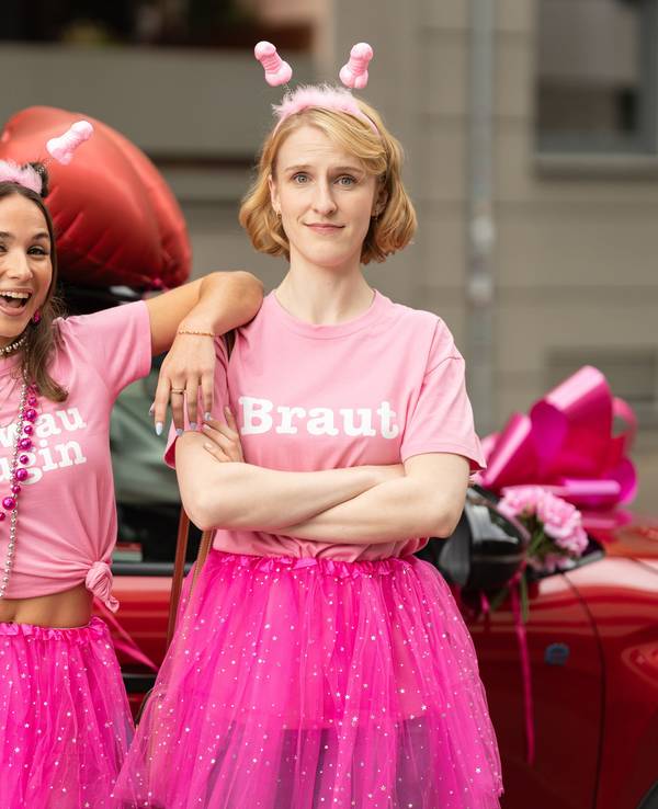 Zwei junge Frauen in pinken Kostümen