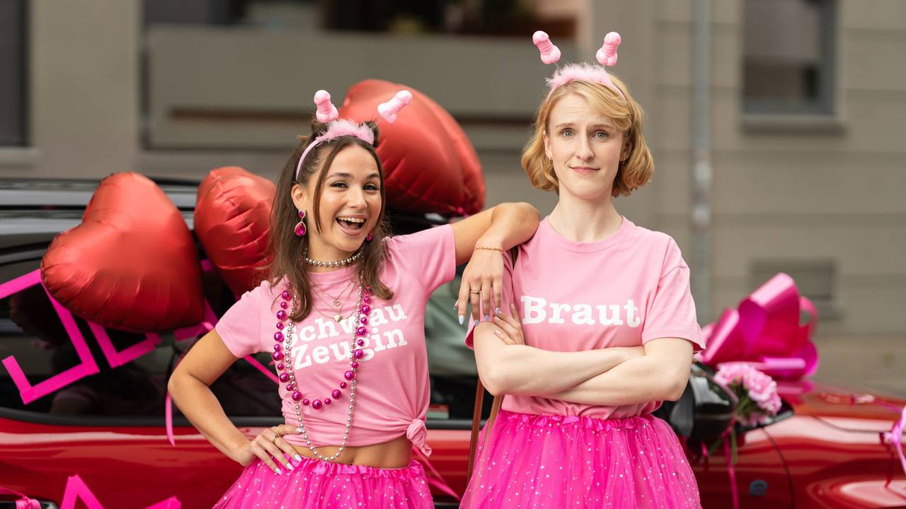 Zwei junge Frauen in pinken Kostümen