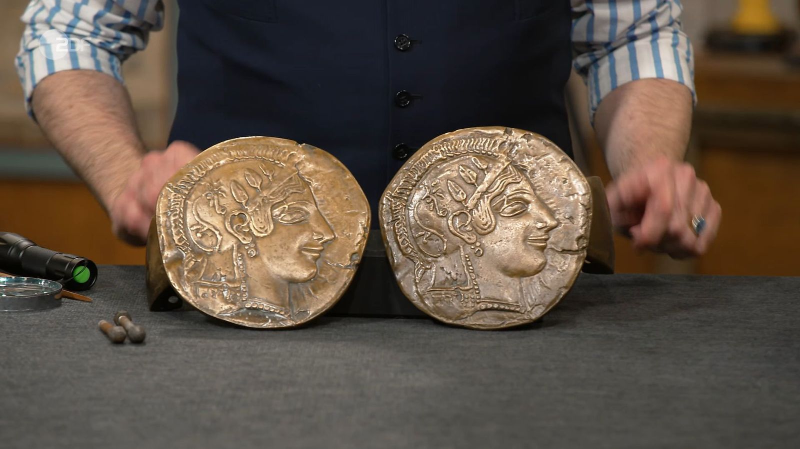 Verkauft wurden hingegen zwei Türgriffe aus Bronze aus den 1970er-Jahren in Form antiker Münzen mit einem Gesamtwert von 600 bis 800 Euro. Susanne Steiger zahlte sogar 1.100 Euro. (Bild: ZDF)