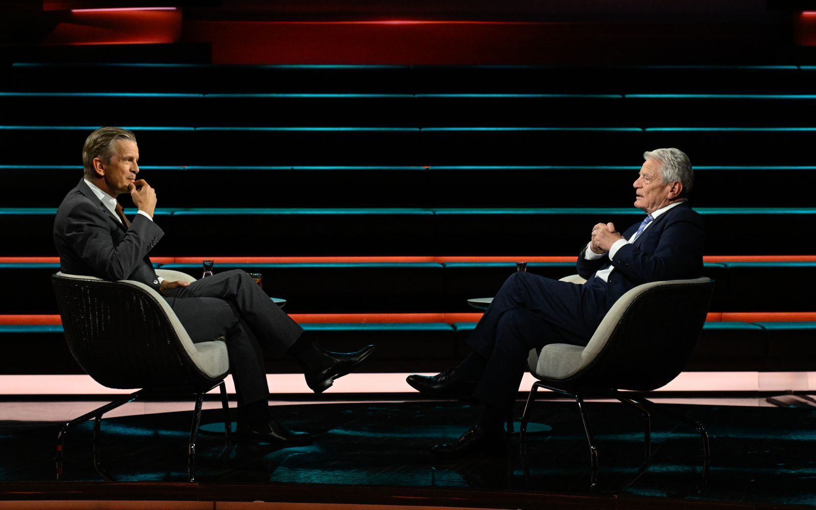 Im Gespräch mit ZDF-Moderator Markus Lanz sprach Joachim Gauck ernst über die kommenden Landtagswahlen in Sachsen-Anhalt und Mecklenburg-Vorpommern. (Bild: ZDF / Markus Hertrich)
