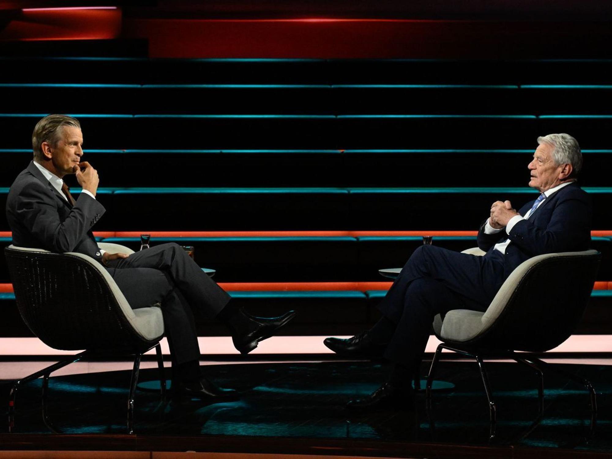 Im Gespräch mit ZDF-Moderator Markus Lanz sprach Joachim Gauck ernst über die kommenden Landtagswahlen in Sachsen-Anhalt und Mecklenburg-Vorpommern. (Bild: ZDF / Markus Hertrich)