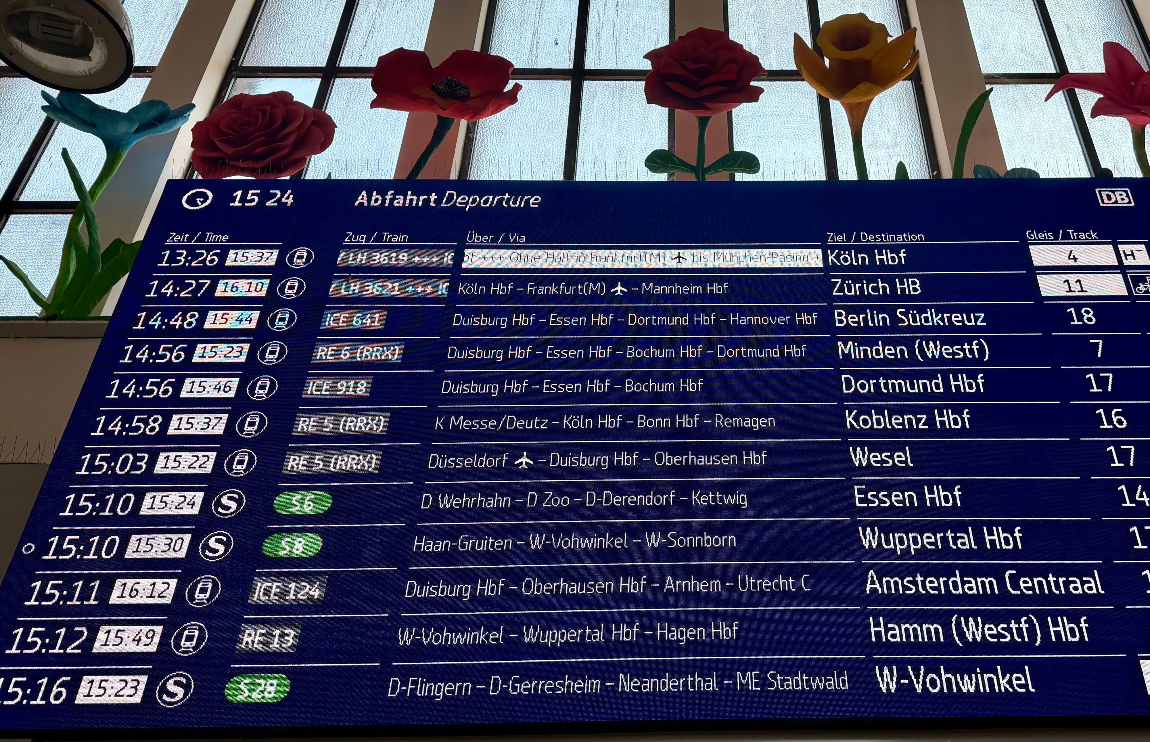 Die Anzeigetafel im Düsseldorfer Hauptbahnhof zeigt Verpätungen. Ein Böschungsbrand bei Langenfeld sorgt derzeit bei der Bahn im Rheinland für Zugausfälle und Verspätungen.