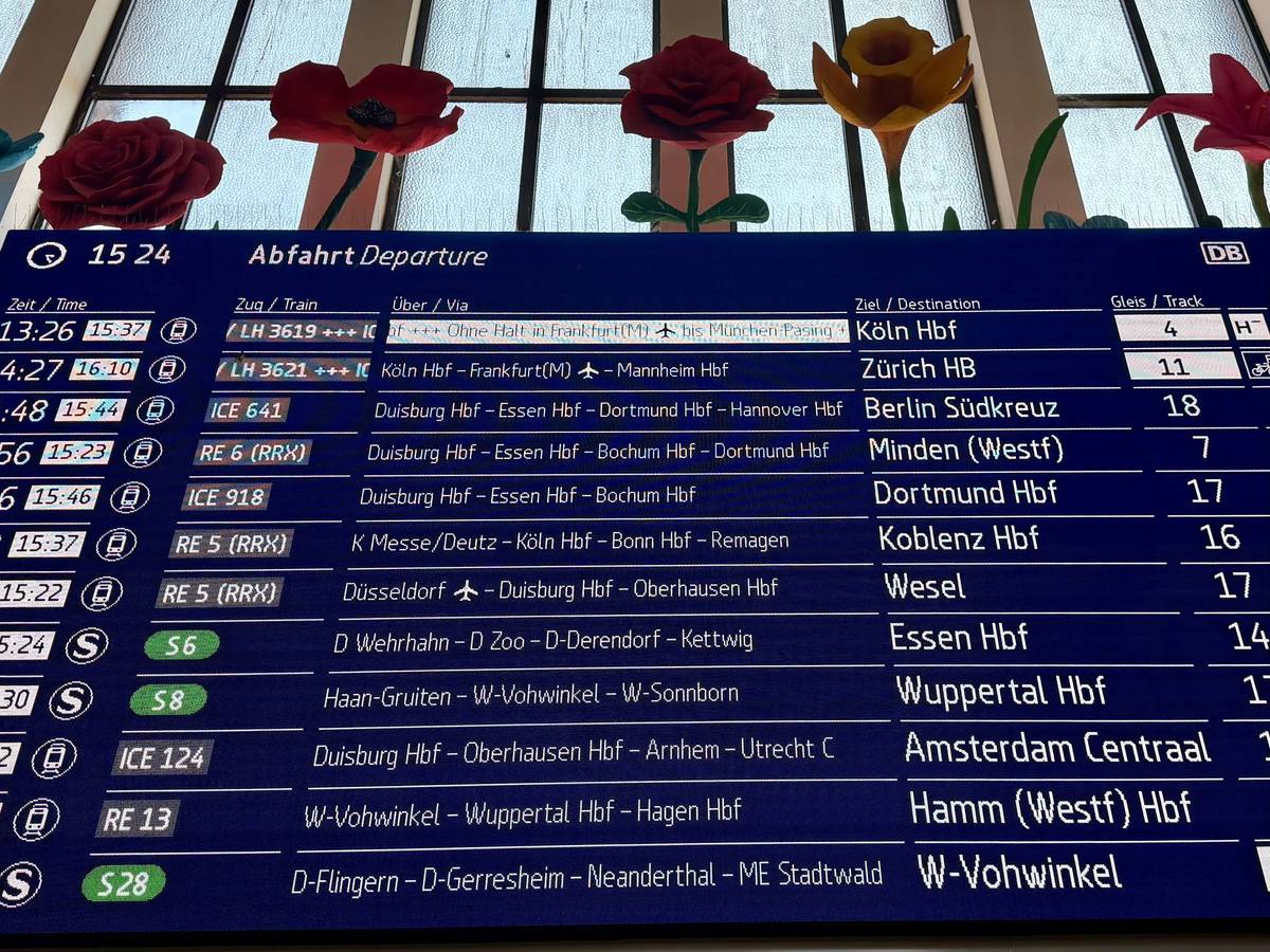 Die Anzeigetafel im Düsseldorfer Hauptbahnhof zeigt Verpätungen. Ein Böschungsbrand bei Langenfeld sorgt derzeit bei der Bahn im Rheinland für Zugausfälle und Verspätungen.