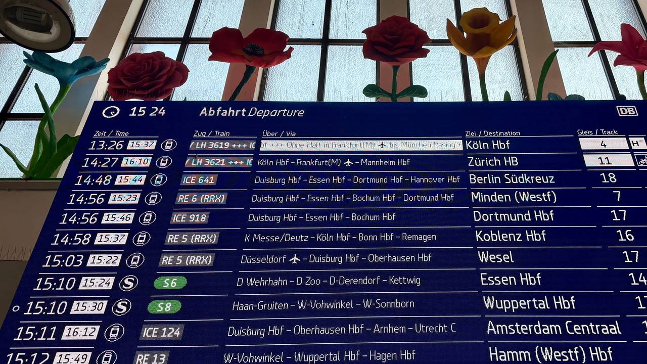 Die Anzeigetafel im Düsseldorfer Hauptbahnhof zeigt Verpätungen. Ein Böschungsbrand bei Langenfeld sorgt derzeit bei der Bahn im Rheinland für Zugausfälle und Verspätungen.