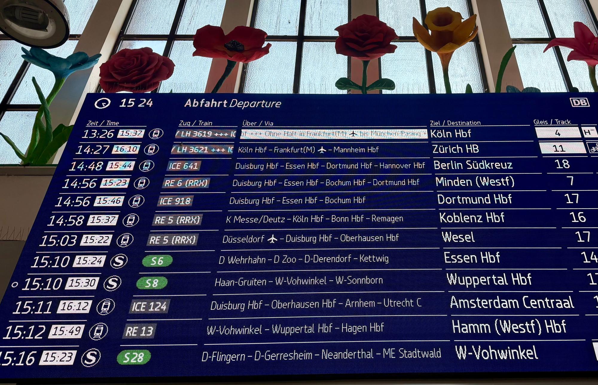 Die Anzeigetafel im Düsseldorfer Hauptbahnhof zeigt Verpätungen. Ein Böschungsbrand bei Langenfeld sorgt derzeit bei der Bahn im Rheinland für Zugausfälle und Verspätungen.