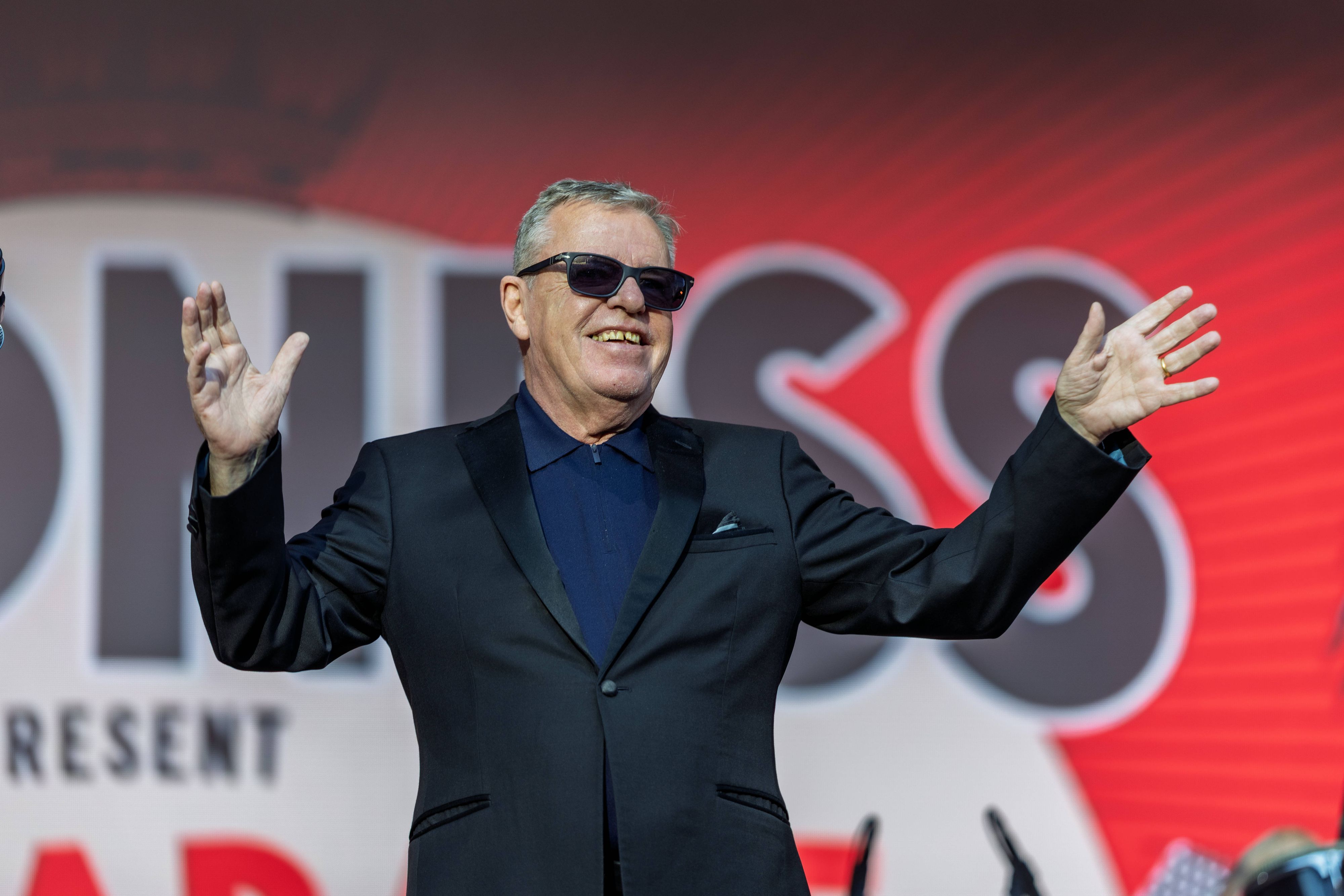 Madness stehen beim Konzert auf dem KunstRasen in Bonn auf der Bühne.
