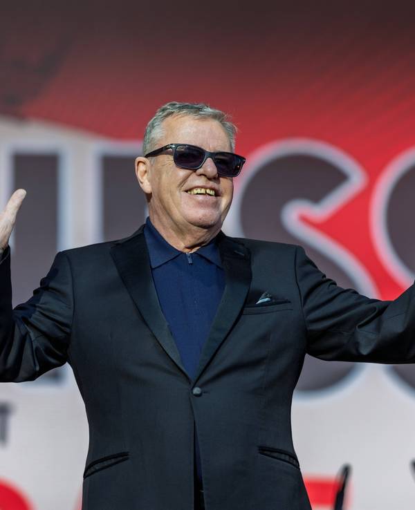 Madness stehen beim Konzert auf dem KunstRasen in Bonn auf der Bühne.