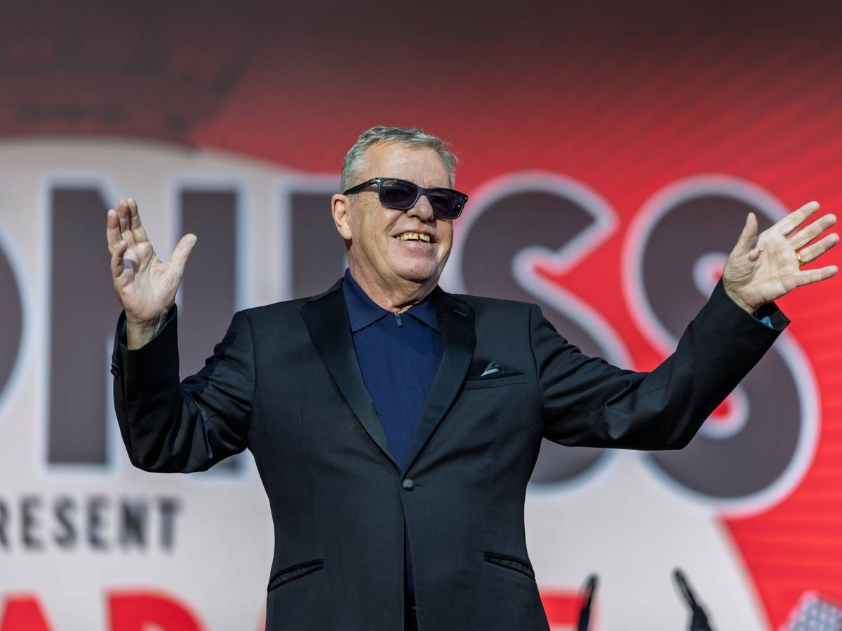 Madness stehen beim Konzert auf dem KunstRasen in Bonn auf der Bühne.