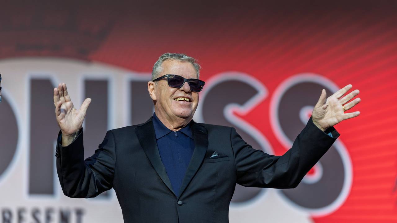 Madness stehen beim Konzert auf dem KunstRasen in Bonn auf der Bühne.